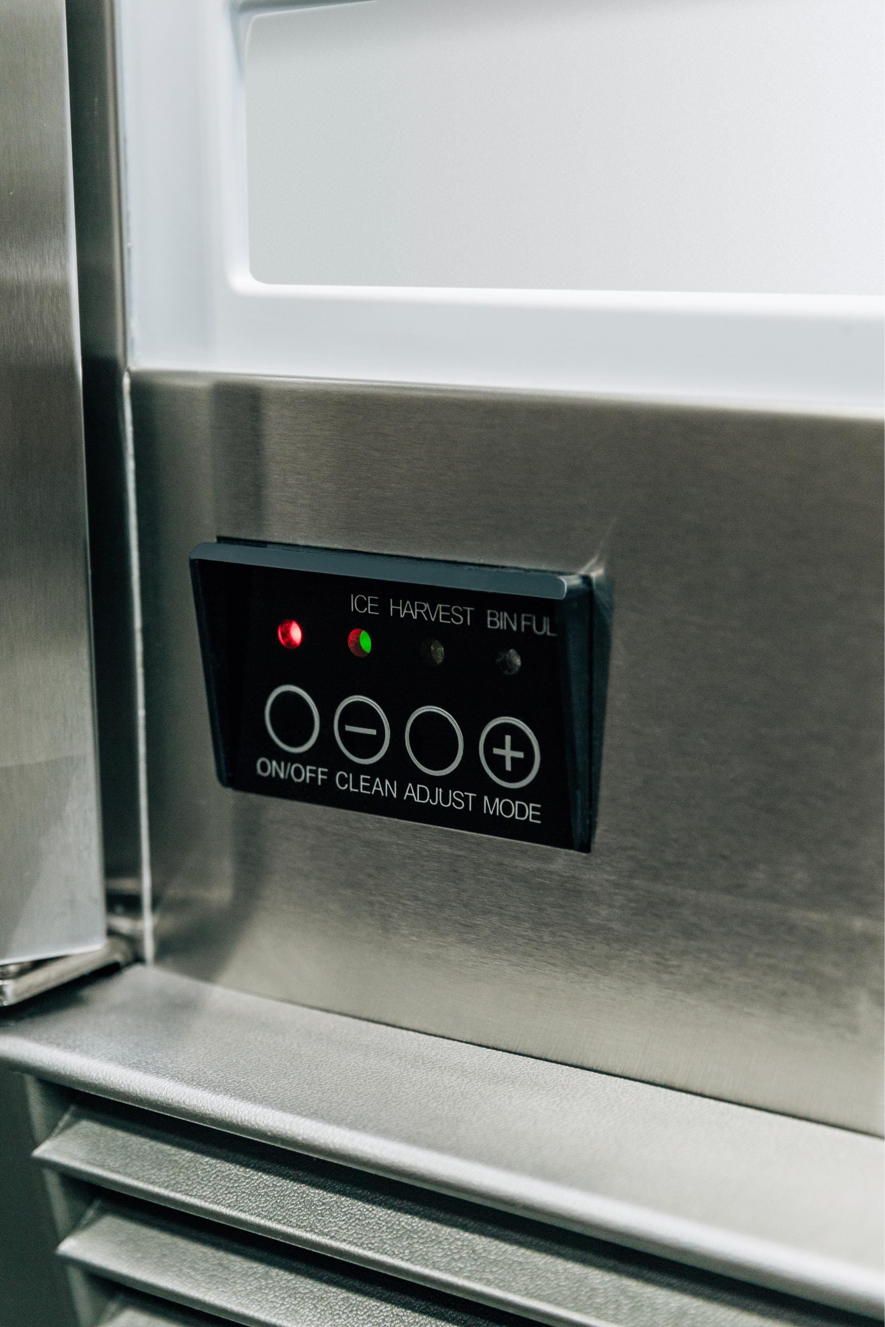 American Made Grills Outdoor Ice Maker American Made Grills - 15" UL Outdoor Rated Ice Maker w/Stainless Door - 50 lb. Capacity