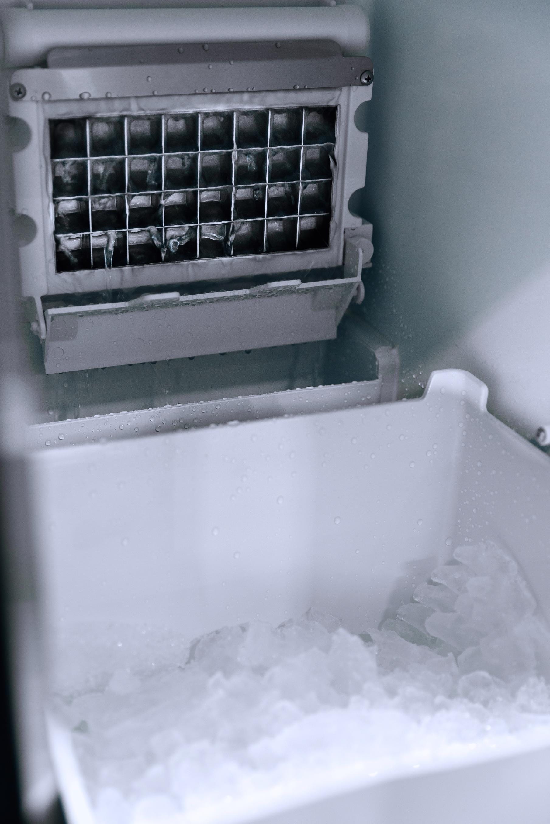American Made Grills Outdoor Ice Maker American Made Grills - 15" UL Outdoor Rated Ice Maker w/Stainless Door - 50 lb. Capacity