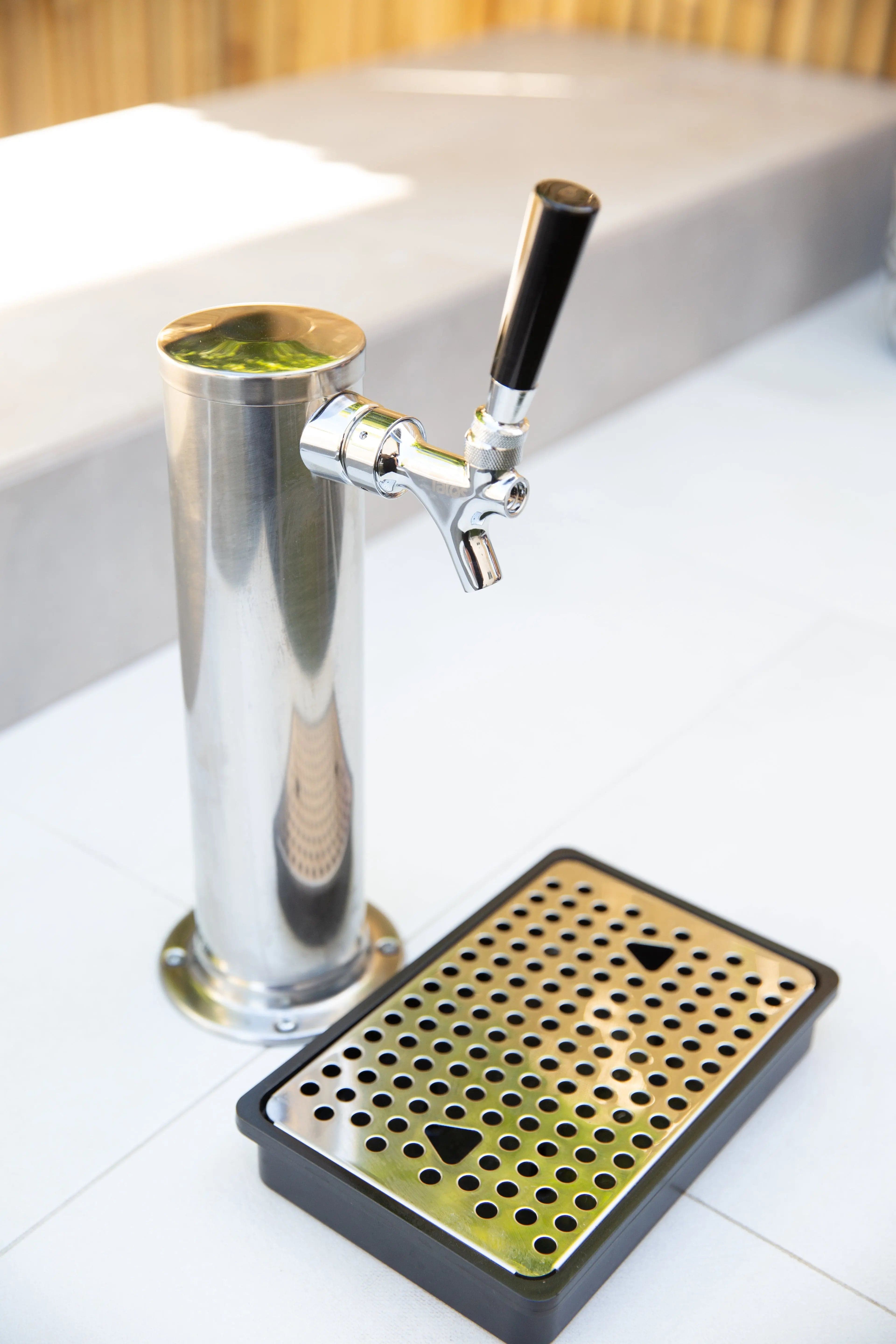 American Made Grills Outdoor Kegerator American Made Grills - 6.6c Deluxe Outdoor Rated Single Tap Kegerator